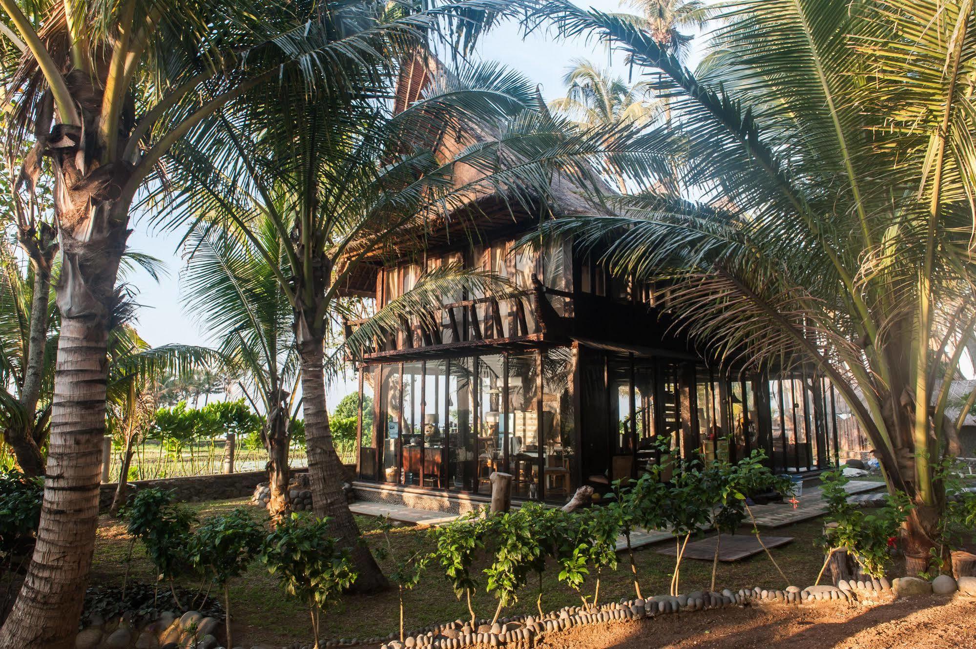 Most Exotic Beachfront Villa Keong Табанан Экстерьер фото